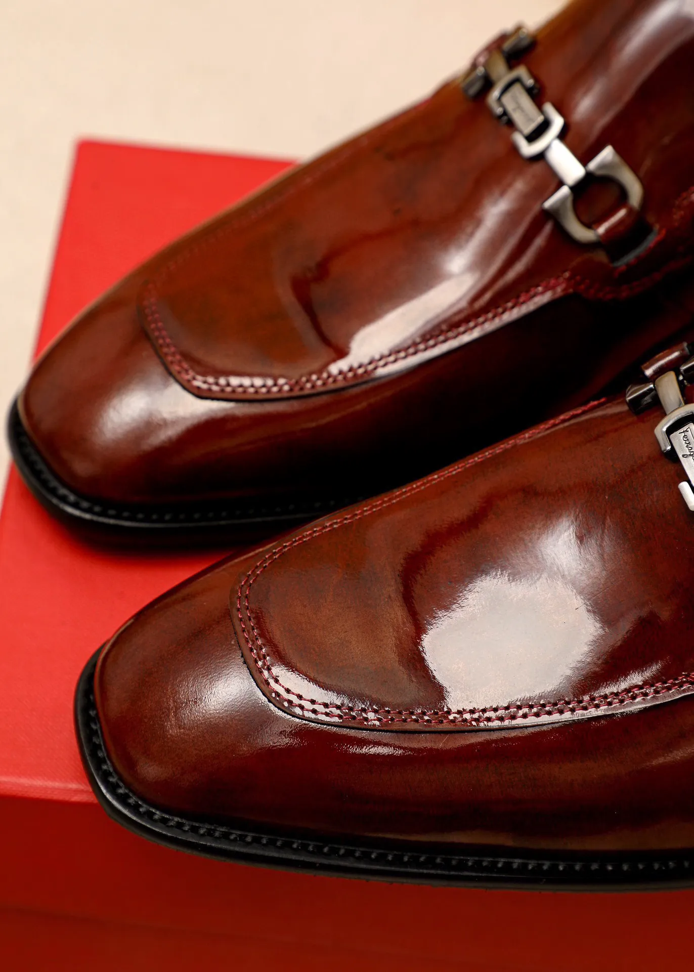 Men's shoes 💰460 💐 Product trademark: Ferragamo "Ferragamo" casual leather shoes Regular size: 38-44 (custom-made for 45🉑️) Product materials: Selected imported first-layer open-edge beaded cowhide upper + original hardware buckle, imported water-dyed cowhide leather lining. Strong three-dimensional visual effect, combined outsole Color: 3⃣️colors available